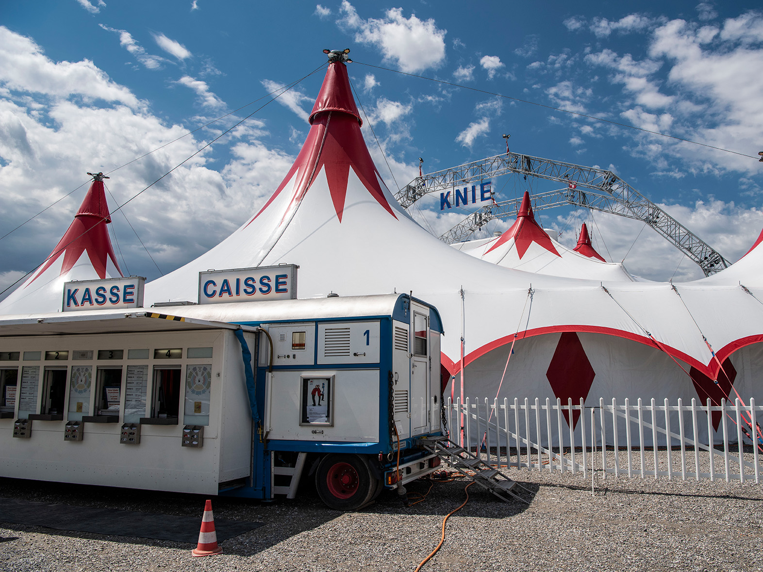 Kampagnen/Knie_Kassenhaus-hell